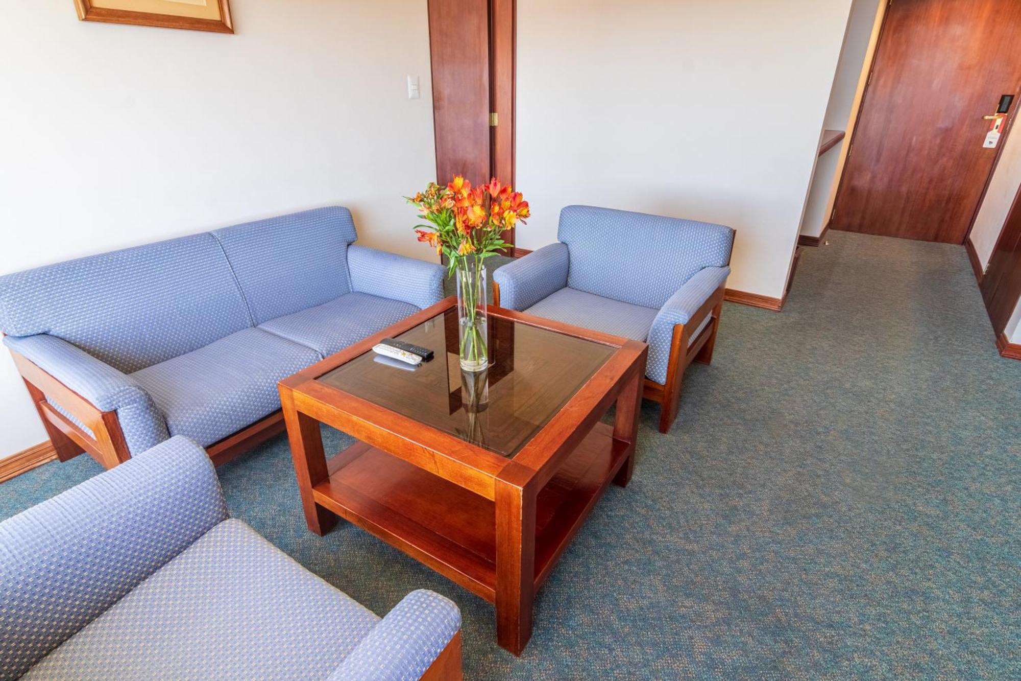 Ghl Hotel Lago Titicaca Puno Exterior photo A living room in a hotel